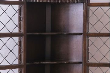 ビンテージ家具　イギリスヴィンテージ　オーク材　菱形のステンドグラスがおしゃれなコーナーキャビネット(飾り棚、収納棚、戸棚)
