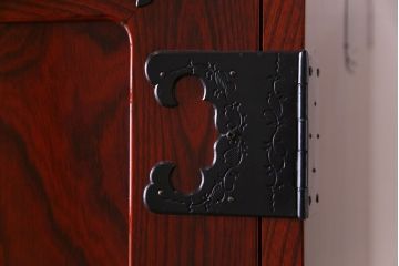 極美品　仙台箪笥　漆塗り　力強いケヤキの杢目と手打ち金具が見事なワードローブ(洋服箪笥、収納棚、キャビネット)