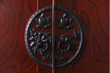極美品　仙台箪笥　漆塗り　力強いケヤキの杢目と手打ち金具が見事なワードローブ(洋服箪笥、収納棚、キャビネット)