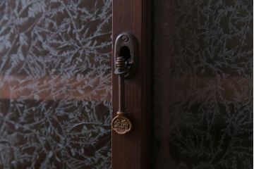 ラフジュ工房オリジナル　色ガラスが目を引くリメイクサイドボード(収納棚、戸棚)