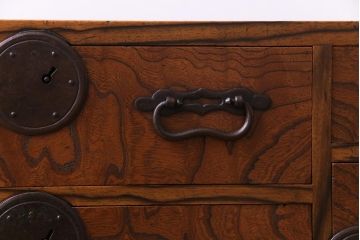 アンティーク家具　和製アンティーク　黒柿・ケヤキ材　上質な和の空間づくりにおすすめな変わり手知工箪笥(船箪笥)