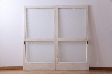 ヴィンテージ建具　ペイント　当店オリジナル市松模様ガラス　レトロモダンな雰囲気のガラス引き戸2枚セット　(R-031434)