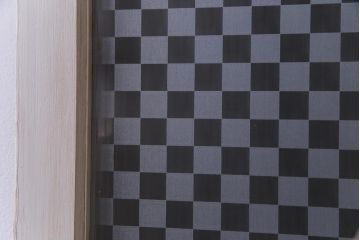 ヴィンテージ建具　ペイント　当店オリジナル市松模様ガラス　レトロモダンな雰囲気のガラス引き戸2枚セット　(R-031434)