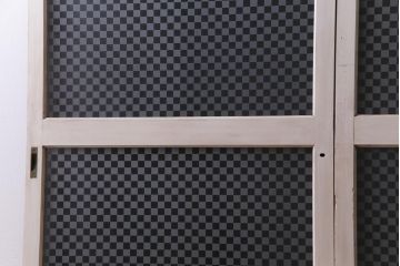ヴィンテージ建具　ペイント　当店オリジナル市松模様ガラス　レトロモダンな雰囲気のガラス引き戸2枚セット　(R-031434)