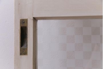 ヴィンテージ建具　ペイント　当店オリジナル市松模様ガラス　レトロモダンな雰囲気のガラス引き戸2枚セット　(R-031434)