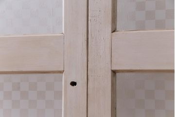 ヴィンテージ建具　ペイント　当店オリジナル市松模様ガラス　レトロモダンな雰囲気のガラス引き戸2枚セット　(R-031434)