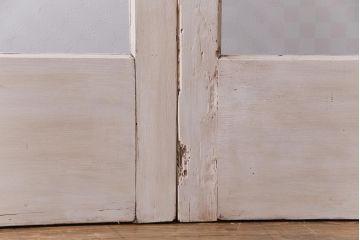 ヴィンテージ建具　ペイント　当店オリジナル市松模様ガラス　レトロモダンな雰囲気のガラス引き戸2枚セット　(R-031434)