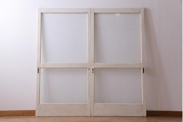 ヴィンテージ建具　ペイント　当店オリジナル市松模様ガラス　レトロモダンな雰囲気のガラス引き戸2枚セット　(R-031434)