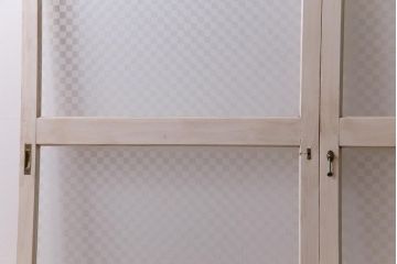 ヴィンテージ建具　ペイント　当店オリジナル市松模様ガラス　レトロモダンな雰囲気のガラス引き戸2枚セット　(R-031434)