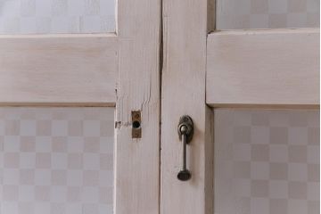 ヴィンテージ建具　ペイント　当店オリジナル市松模様ガラス　レトロモダンな雰囲気のガラス引き戸2枚セット　(R-031434)