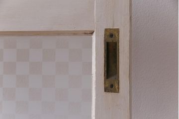 ヴィンテージ建具　ペイント　当店オリジナル市松模様ガラス　レトロモダンな雰囲気のガラス引き戸2枚セット　(R-031434)