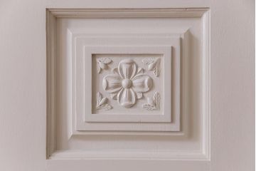 ペイント建具　花梨無垢材　可愛らしいレリーフが魅力のアンティークドア(扉、カリン)