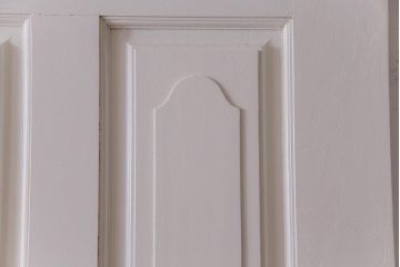 ペイント建具　花梨無垢材　可愛らしいレリーフが魅力のアンティークドア(扉、カリン)