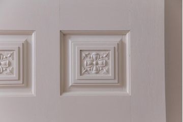 ペイント建具　花梨無垢材　可愛らしいレリーフが魅力のアンティークドア(扉、カリン)