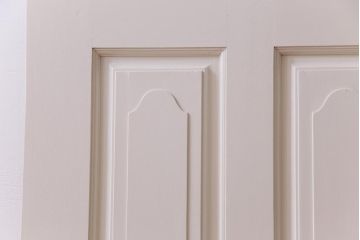 ペイント建具　花梨無垢材　可愛らしいレリーフが魅力のアンティークドア(扉、カリン)