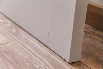 ペイント建具　花梨無垢材　可愛らしいレリーフが魅力のアンティークドア(扉、カリン)