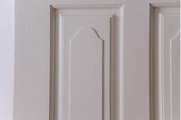 ペイント建具　花梨無垢材　可愛らしいレリーフが魅力のアンティークドア(扉、カリン)