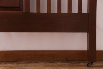 イギリスアンティーク　マホガニー材　高級感漂うクラシカルなベッドフレーム