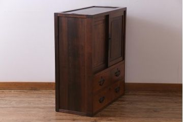 アンティーク家具　和製アンティーク　栗材　木の風合いが楽しめる小振りな戸棚(茶箪笥、収納棚)