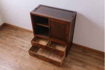アンティーク家具　和製アンティーク　栗材　木の風合いが楽しめる小振りな戸棚(茶箪笥、収納棚)