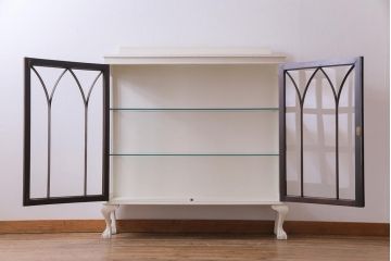 ペイント家具　イギリスアンティーク　淡いカラーが柔らかな雰囲気を醸し出す猫脚のガラスキャビネット(ガラスケース、陳列棚、ショーケース)
