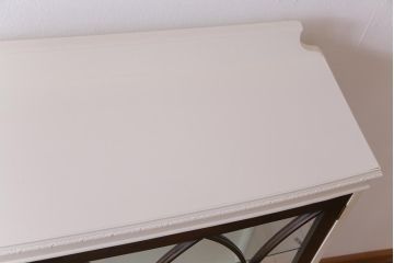 ペイント家具　イギリスアンティーク　淡いカラーが柔らかな雰囲気を醸し出す猫脚のガラスキャビネット(ガラスケース、陳列棚、ショーケース)
