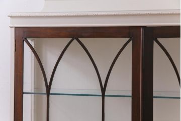 ペイント家具　イギリスアンティーク　淡いカラーが柔らかな雰囲気を醸し出す猫脚のガラスキャビネット(ガラスケース、陳列棚、ショーケース)
