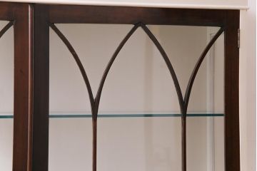 ペイント家具　イギリスアンティーク　淡いカラーが柔らかな雰囲気を醸し出す猫脚のガラスキャビネット(ガラスケース、陳列棚、ショーケース)