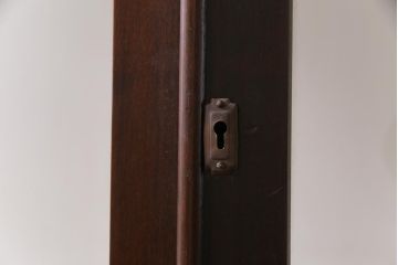 ペイント家具　イギリスアンティーク　淡いカラーが柔らかな雰囲気を醸し出す猫脚のガラスキャビネット(ガラスケース、陳列棚、ショーケース)
