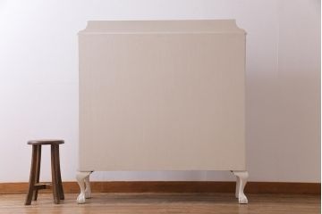 ペイント家具　イギリスアンティーク　淡いカラーが柔らかな雰囲気を醸し出す猫脚のガラスキャビネット(ガラスケース、陳列棚、ショーケース)