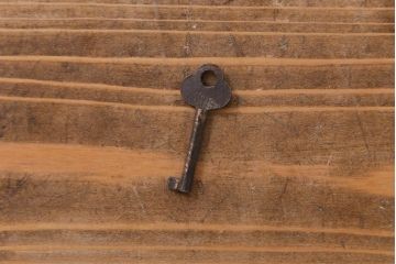 ペイント家具　イギリスアンティーク　淡いカラーが柔らかな雰囲気を醸し出す猫脚のガラスキャビネット(ガラスケース、陳列棚、ショーケース)