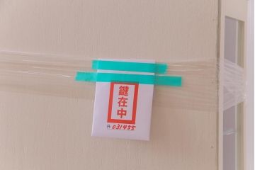 ペイント家具　イギリスアンティーク　淡いカラーが柔らかな雰囲気を醸し出す猫脚のガラスキャビネット(ガラスケース、陳列棚、ショーケース)