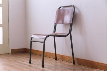 ヴィンテージ家具　イギリスビンテージ　ベークライト　座面のカーブが特徴的なスクールチェア(鉄脚チェア、椅子)(1)
