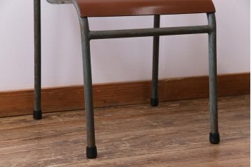 ヴィンテージ家具　イギリスビンテージ　ベークライト　座面のカーブが特徴的なスクールチェア(鉄脚チェア、椅子)(1)