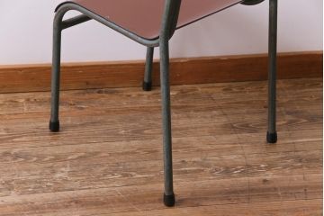 ヴィンテージ家具　イギリスビンテージ　ベークライト　座面のカーブが特徴的なスクールチェア(鉄脚チェア、椅子)(1)