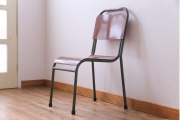 ヴィンテージ家具　イギリスビンテージ　ベークライト　座面のカーブが特徴的なスクールチェア(鉄脚チェア、椅子)(2)