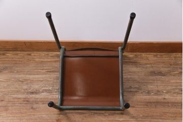 ヴィンテージ家具　イギリスビンテージ　ベークライト　座面のカーブが特徴的なスクールチェア(鉄脚チェア、椅子)(3)