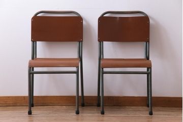 ヴィンテージ家具　イギリスビンテージ　ベークライト　座面のカーブが特徴的なスクールチェア(鉄脚チェア、椅子)2脚セット