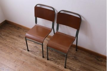 ヴィンテージ家具　イギリスビンテージ　ベークライト　座面のカーブが特徴的なスクールチェア(鉄脚チェア、椅子)2脚セット