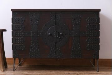 アンティーク家具　和製アンティーク　鉄脚付き　細かな鋲金具が目を引く観音開き箪笥ローボード(ローチェスト、衣装箪笥)