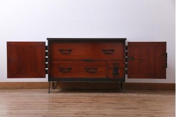 アンティーク家具　和製アンティーク　鉄脚付き　細かな鋲金具が目を引く観音開き箪笥ローボード(ローチェスト、衣装箪笥)