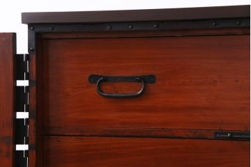 アンティーク家具　和製アンティーク　鉄脚付き　細かな鋲金具が目を引く観音開き箪笥ローボード(ローチェスト、衣装箪笥)