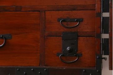 アンティーク家具　和製アンティーク　鉄脚付き　細かな鋲金具が目を引く観音開き箪笥ローボード(ローチェスト、衣装箪笥)