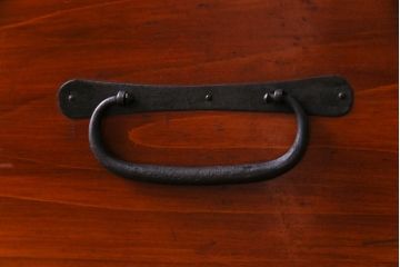 アンティーク家具　和製アンティーク　鉄脚付き　細かな鋲金具が目を引く観音開き箪笥ローボード(ローチェスト、衣装箪笥)