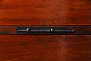 アンティーク家具　和製アンティーク　鉄脚付き　細かな鋲金具が目を引く観音開き箪笥ローボード(ローチェスト、衣装箪笥)