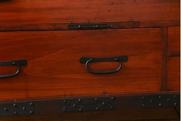 アンティーク家具　和製アンティーク　鉄脚付き　細かな鋲金具が目を引く観音開き箪笥ローボード(ローチェスト、衣装箪笥)