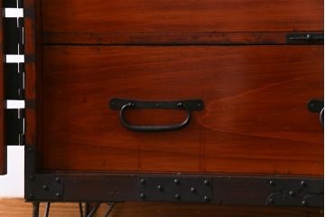 アンティーク家具　和製アンティーク　鉄脚付き　細かな鋲金具が目を引く観音開き箪笥ローボード(ローチェスト、衣装箪笥)