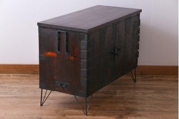 アンティーク家具　和製アンティーク　鉄脚付き　細かな鋲金具が目を引く観音開き箪笥ローボード(ローチェスト、衣装箪笥)