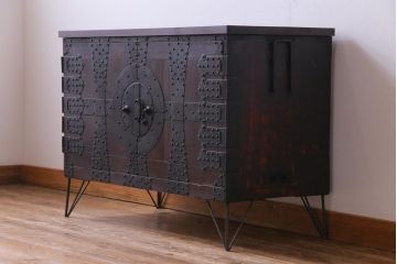 アンティーク家具　和製アンティーク　鉄脚付き　細かな鋲金具が目を引く観音開き箪笥ローボード(ローチェスト、衣装箪笥)