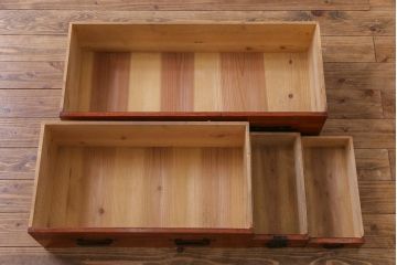 アンティーク家具　和製アンティーク　鉄脚付き　細かな鋲金具が目を引く観音開き箪笥ローボード(ローチェスト、衣装箪笥)